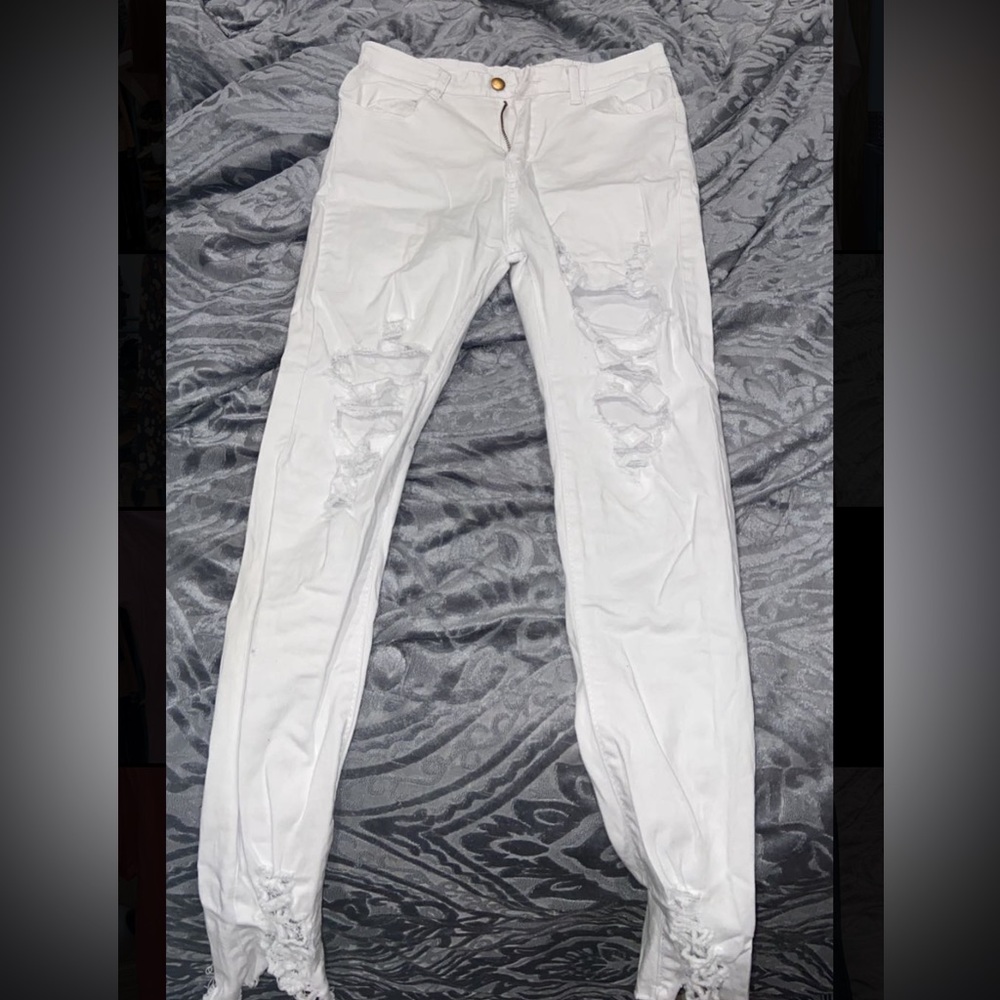 Womans med white ripped skinny jeans